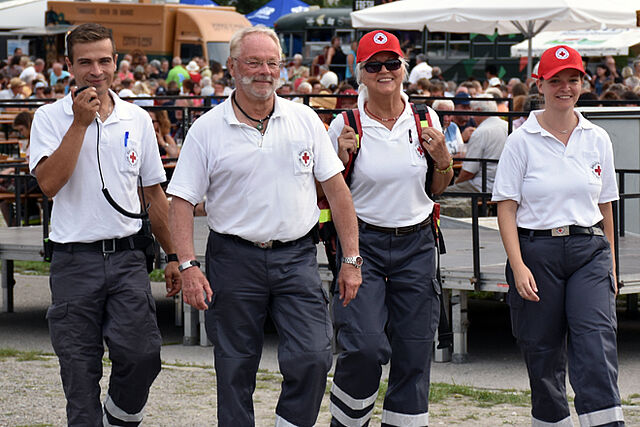 Gruppe von vier Sanitäter und Sanitäterinnen auf einer Veranstaltung