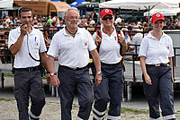 Gruppe von vier Sanitäter und Sanitäterinnen auf einer Veranstaltung