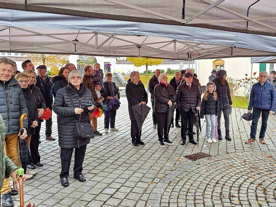 Gäste bei der Einweihung des neuen Rettungswagens