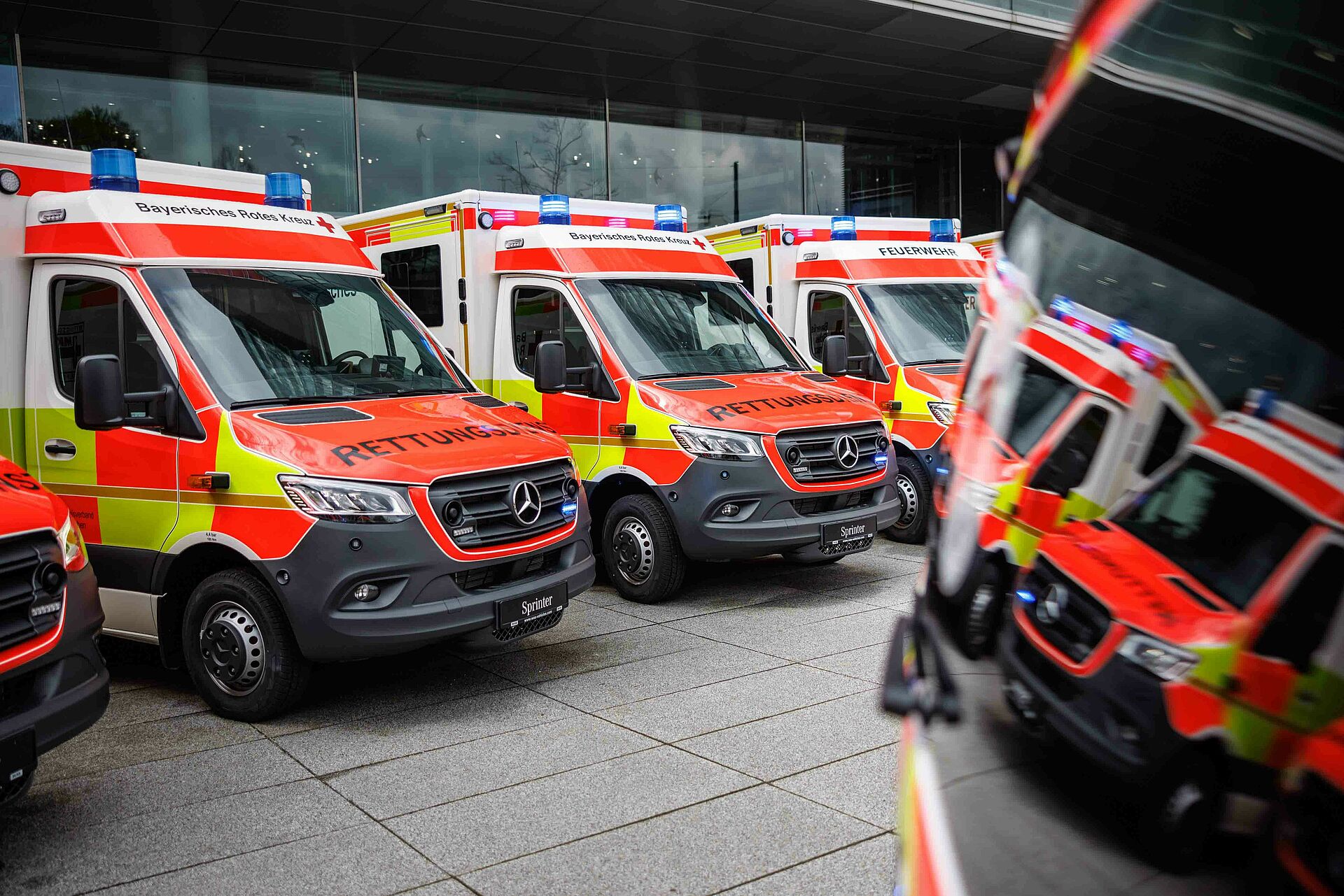 Foto von verschiedenen Rettungswägen