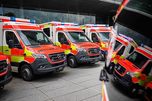 Foto von verschiedenen Rettungswägen