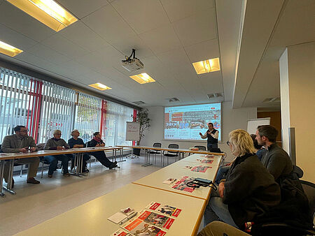 Blick in den Lehrsaal des BRK Augsburg-Land bei dem Besuch der Armutskonferenz. KGF Thomas Haugg bei seinem Vortrag.
