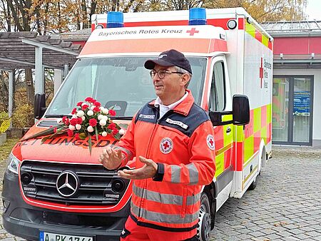 Gerald Eichinger bei der Einweihung des neuen Rettungswagens